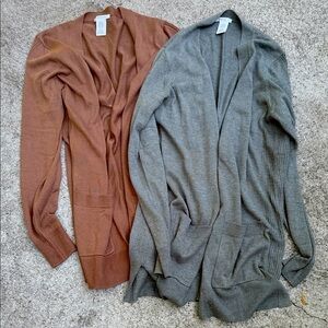 MADDY M SET OF 2 FALL COLORED LIGHTWEIGHT CARDIGAN SWEATERS - M - 💚🍁🤎